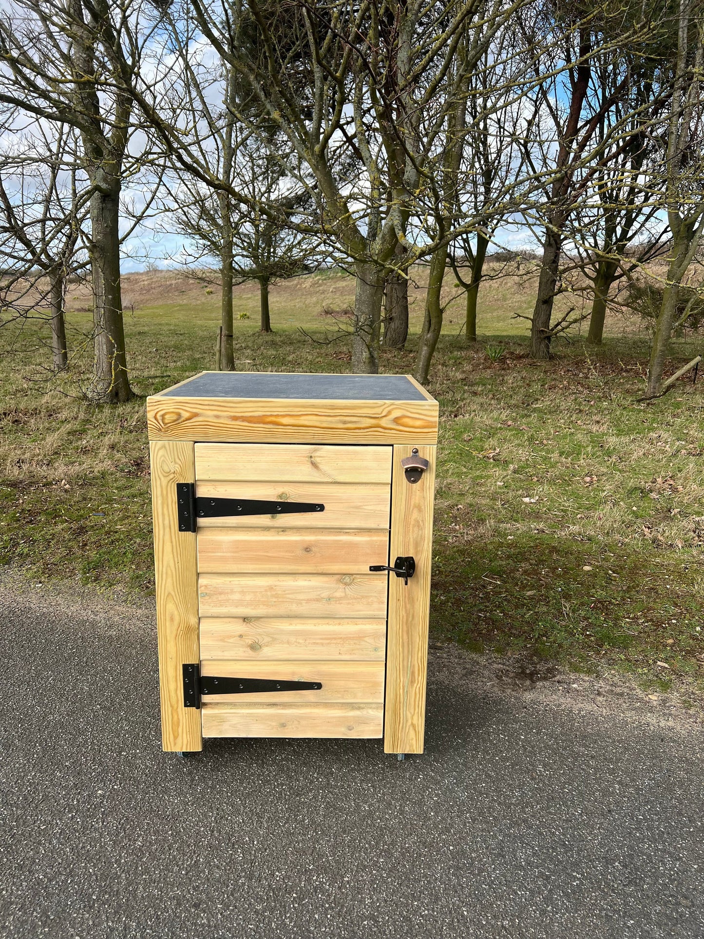 Garden Pizza oven stand with tiled top and storage cupboard, drinks station, bbq side table