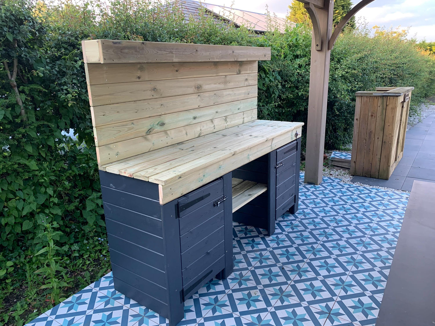 Stylish slimline outdoor kitchen/cocktail bar