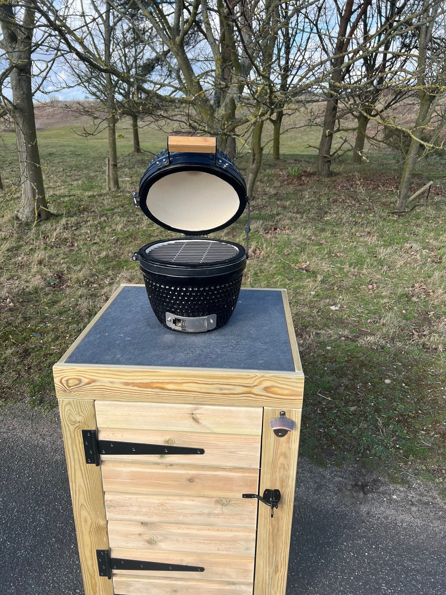 Garden Pizza oven stand with tiled top and storage cupboard, drinks station, bbq side table