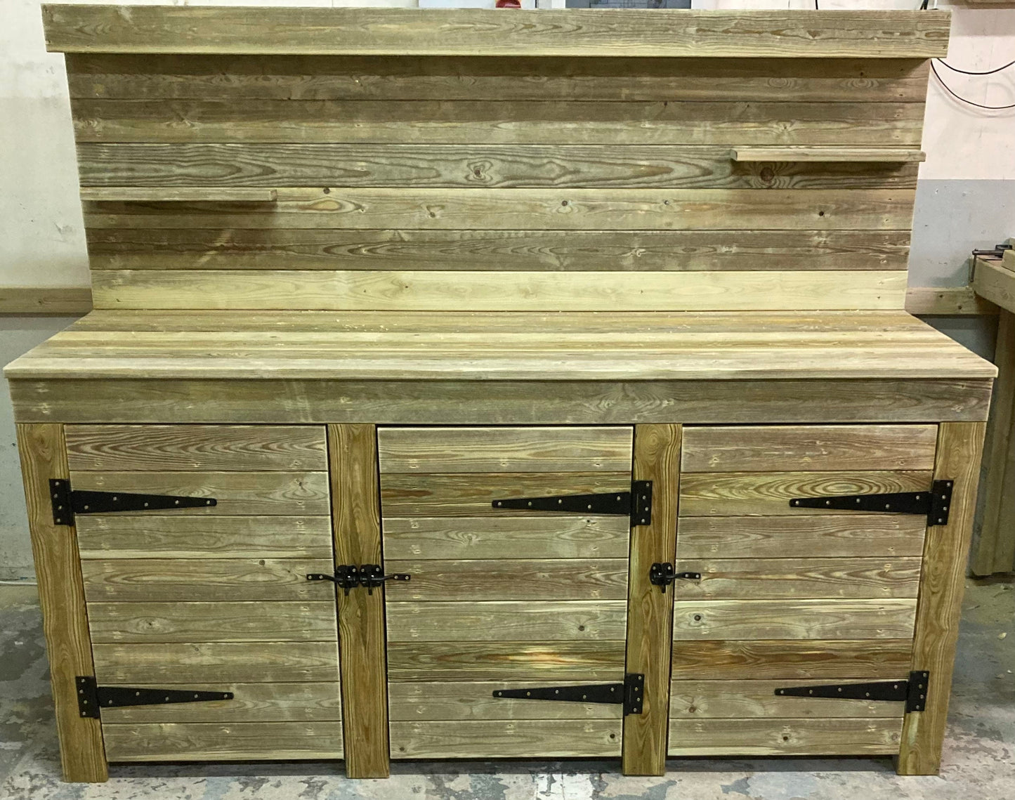 Outdoor Kitchen with full under cupboards, ideal for pizza ovens, BBQ and drink bars.