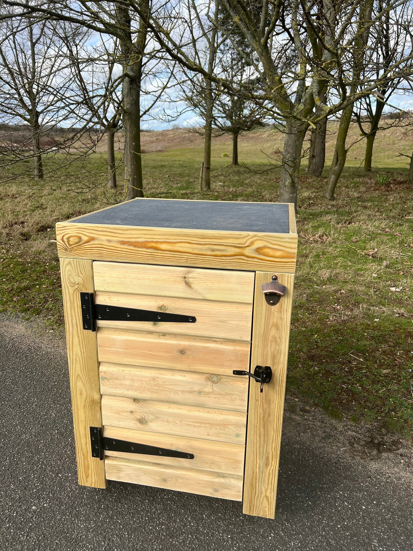 Garden Pizza oven stand with tiled top and storage cupboard, drinks station, bbq side table