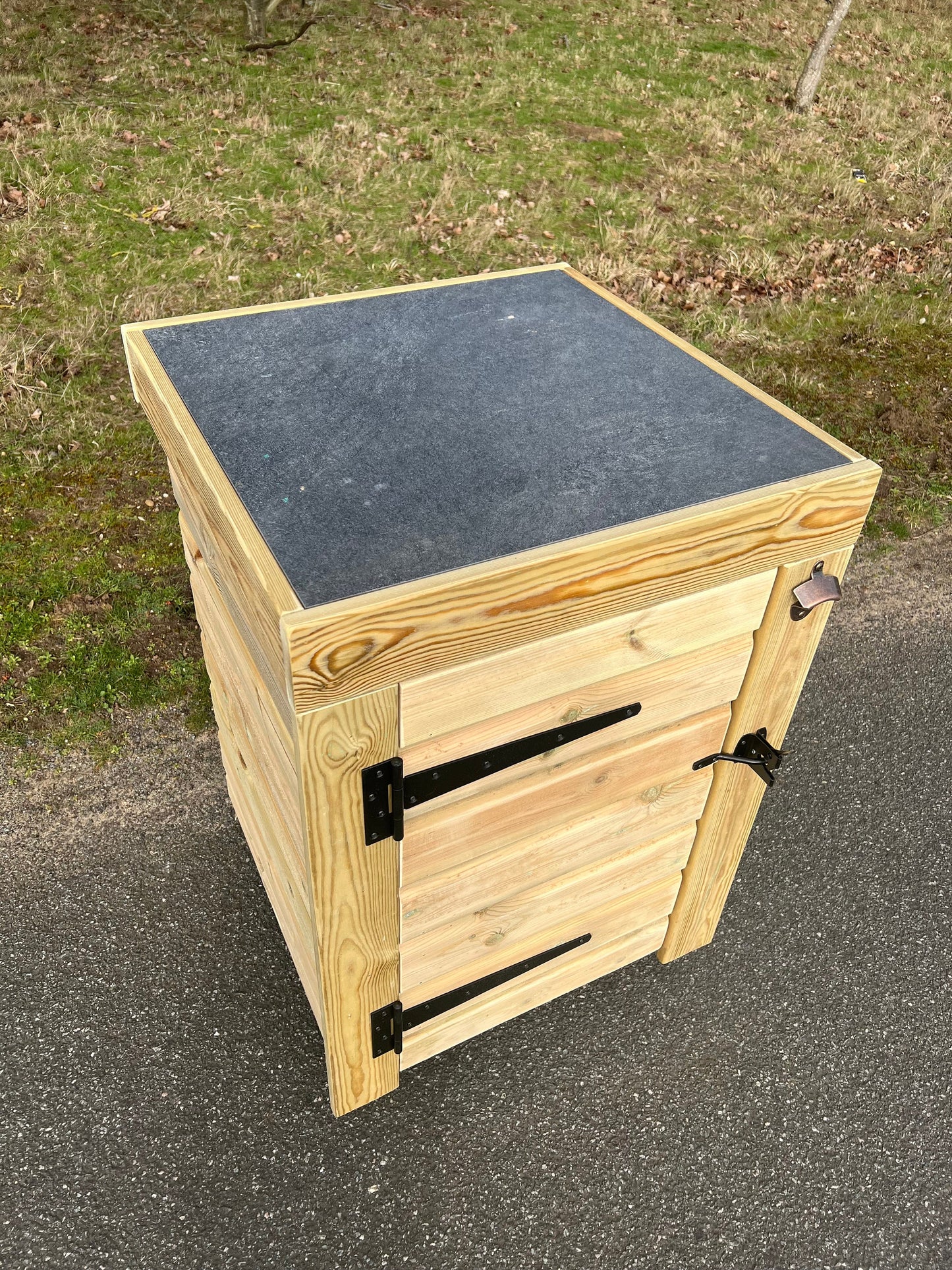 Garden Pizza oven stand with tiled top and storage cupboard, drinks station, bbq side table